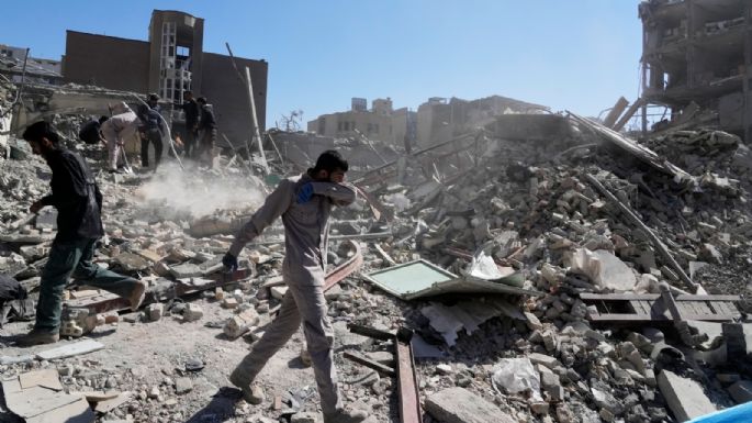 Embajada de EU en Riad, alcanzada por drones iraníes; reportan cientos de muertos en Irán