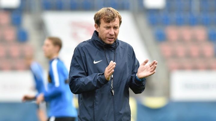 Piden sanción de por vida a director técnico checo que grabó a jugadoras en vestuario