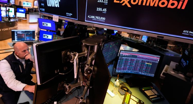 El Dow Jones cae más de 900 puntos y sube el petróleo por la guerra