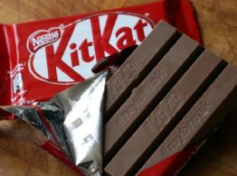 Se viraliza robo de más de 400 mil barras de chocolate KitKat