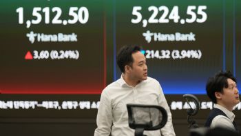 Las acciones mundiales caen y el crudo se dispara ante temores de escalada en Irán