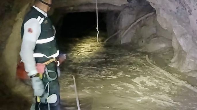 Rescatan al primer minero sepultado en la mina Santa Fe, en Rosario, Sinaloa