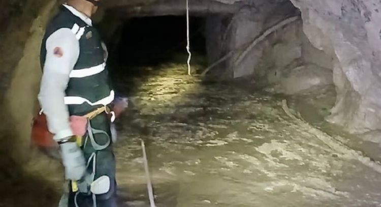 Rescatan al primer minero sepultado en la mina Santa Fe, en Rosario, Sinaloa