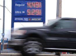 Precios de la gasolina superan los 4 dólares por galón en EU, el máximo desde 2022