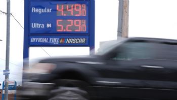 Precios de la gasolina superan los 4 dólares por galón en EU, el máximo desde 2022