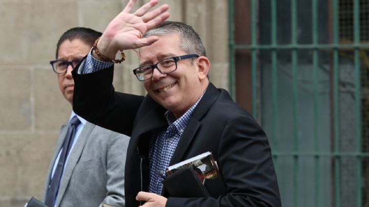 Jenaro Villamil acusa a Salinas Pliego de magnificar polémica sobre la mujer asoleándose en Palacio