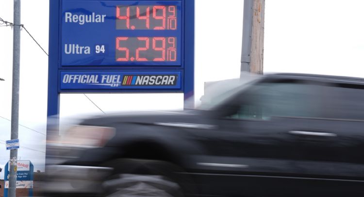 Precios de la gasolina superan los 4 dólares por galón en EU, el máximo desde 2022