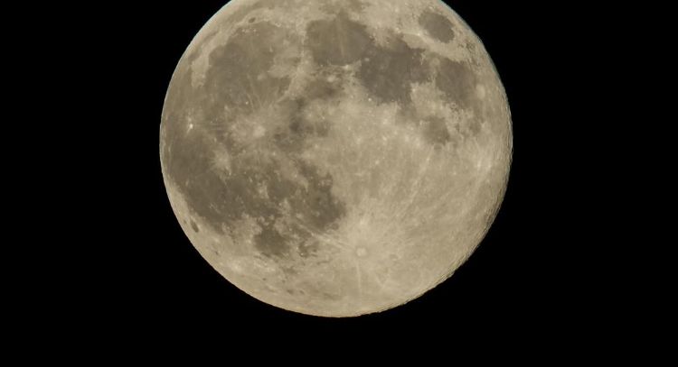 La tripulación de Artemis II de la NASA despega hacia la Luna