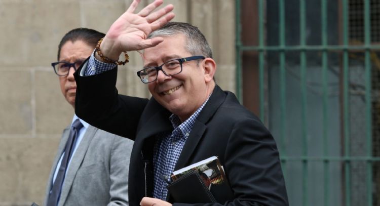 Jenaro Villamil acusa a Salinas Pliego de magnificar polémica sobre la mujer asoleándose en Palacio