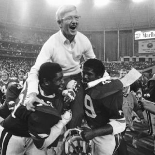 Muere Lou Holtz, figura del futbol americano universitario y campeón con Notre Dame en 1988
