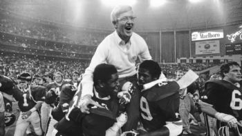 Muere Lou Holtz, figura del futbol americano universitario y campeón con Notre Dame en 1988