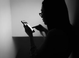 Violencia digital contra mujeres: desde sextorsión a estafas, estos son 10 ataques que más sufren