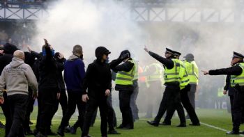 Aficionados del Rangers y Celtic invaden el campo y se enfrentan tras el juego de la Copa de Escocia