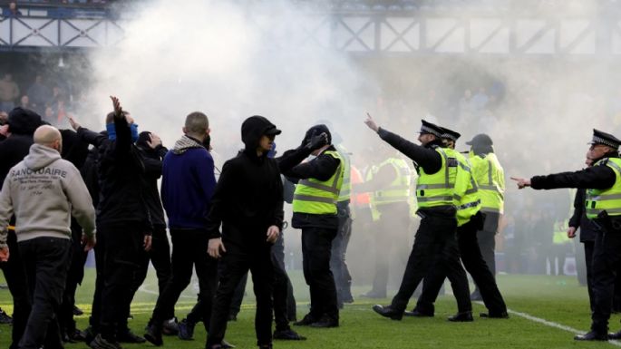 Aficionados del Rangers y Celtic invaden el campo y se enfrentan tras el juego de la Copa de Escocia