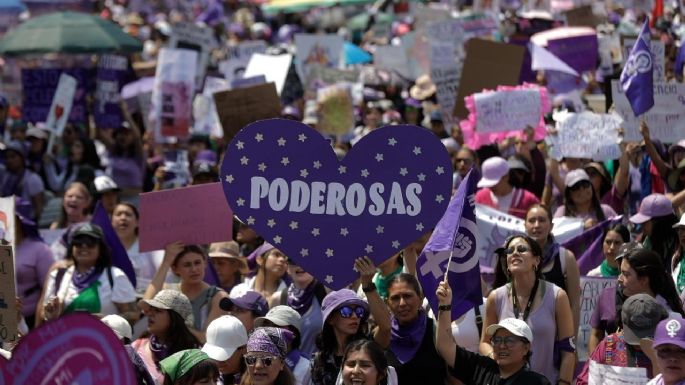 “¡Este día no es de fiesta, es de marcha y de protesta!”: miles se manifiestan en CDMX por el 8M