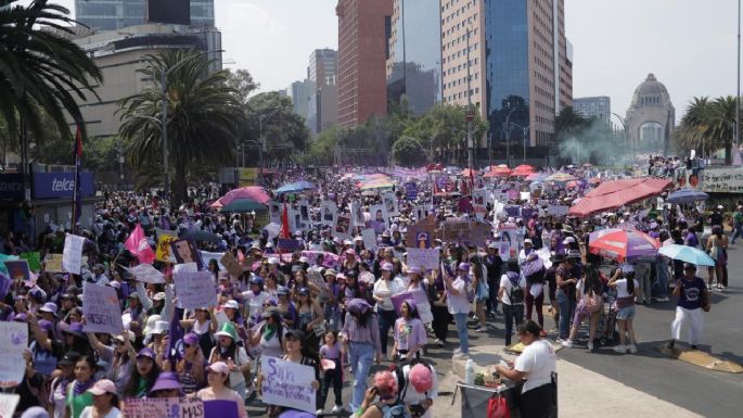 “¡Este día no es de fiesta, es de marcha y de protesta!”: miles se manifiestan en CDMX por el 8M