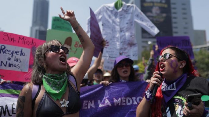 “¡Este día no es de fiesta, es de marcha y de protesta!”: miles se manifiestan en CDMX por el 8M