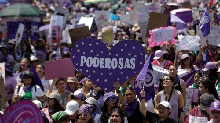 “¡Este día no es de fiesta, es de marcha y de protesta!”: miles se manifiestan en CDMX por el 8M