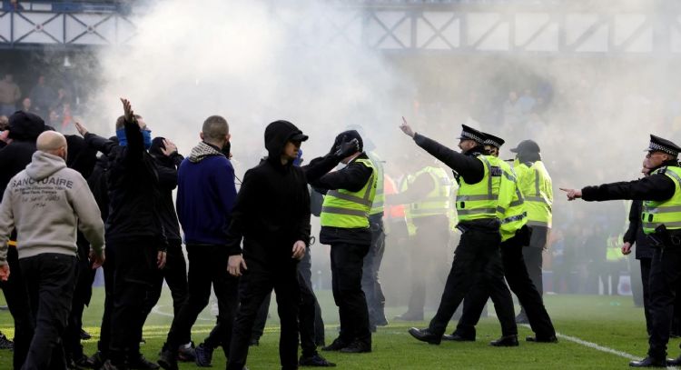 Aficionados del Rangers y Celtic invaden el campo y se enfrentan tras el juego de la Copa de Escocia