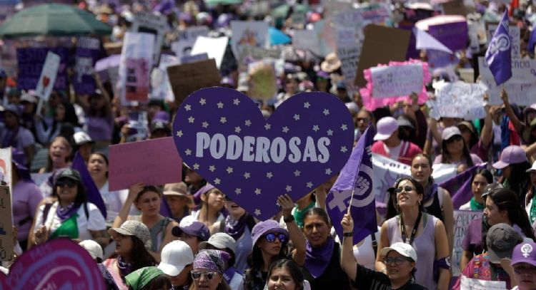 “¡Este día no es de fiesta, es de marcha y de protesta!”: miles se manifiestan en CDMX por el 8M