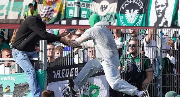 Aficionados en futbol alemán desconectan VAR para evitar que marquen penalti a su equipo (Video)