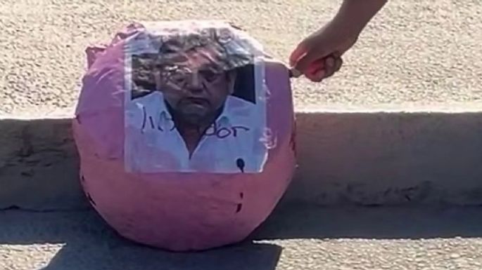 Mujeres queman figura de Félix Salgado Macedonio durante marcha del 8M en Guerrero