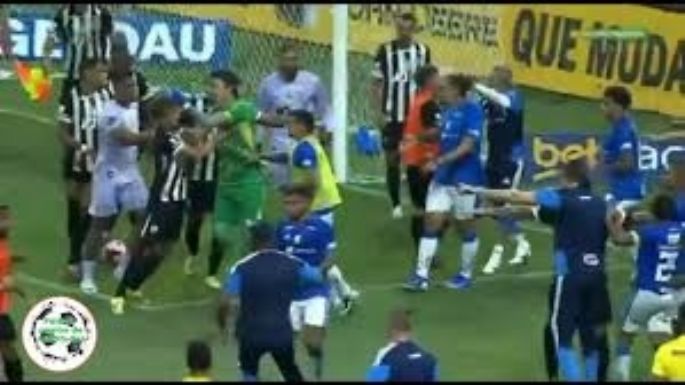 Partido de Cruzeiro vs. Atlético Mineiro terminó con 23 expulsados tras pelea campal (Videos)