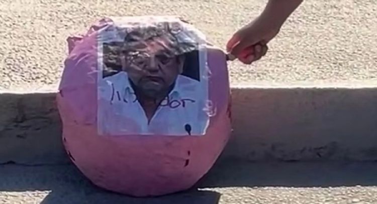 Mujeres queman figura de Félix Salgado Macedonio durante marcha del 8M en Guerrero