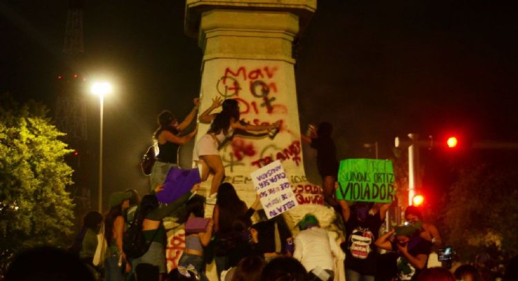 Más de seis mil mujeres marchan en Yucatán por el 8M y toman el Monumento a la Patria (Videos)