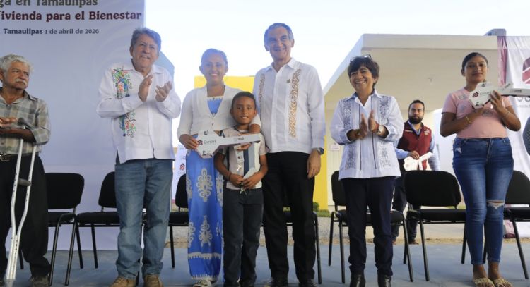 En enlace a la mañanera,  presidenta Sheinbaum y Américo entregan viviendas a familias de pescadores