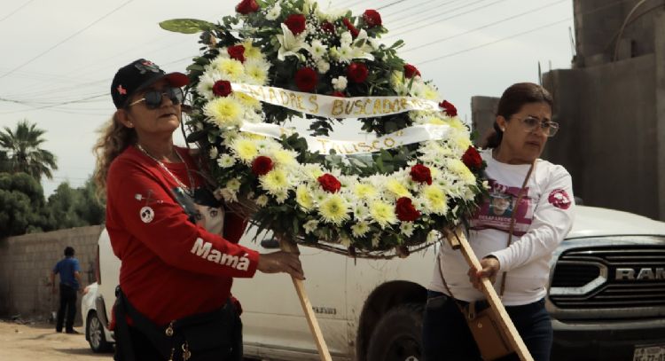 Colectivos despiden a hijo de Cecilia Flores, quien seguirá en la búsqueda de su otro hijo