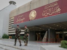 En medio de secuelas de la guerra, Irak elige al kurdo Nizar Amidi como su presidente