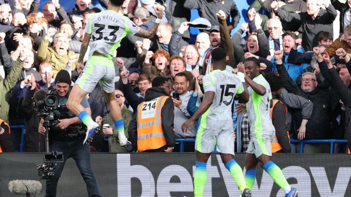 Manchester City vence 3-0 al Chelsea y se acerca al Arsenal en la lucha por el título de la Premier
