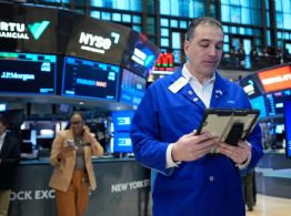 Petróleo cae por debajo de los 100 dólares tras repuntar por el anuncio de Trump de bloquear Ormuz