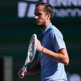 Multan a Medvedev con 7 mil dólares por conducta antideportiva tras romper su raqueta siete veces