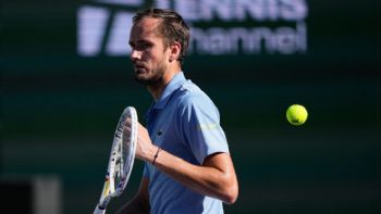 Multan a Medvedev con 7 mil dólares por conducta antideportiva tras romper su raqueta siete veces