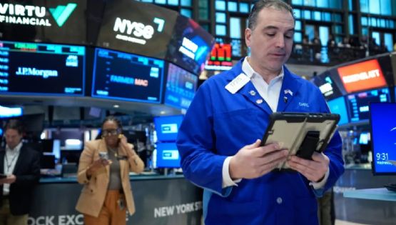 Petróleo cae por debajo de los 100 dólares tras repuntar por el anuncio de Trump de bloquear Ormuz