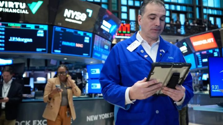 Petróleo cae por debajo de los 100 dólares tras repuntar por el anuncio de Trump de bloquear Ormuz