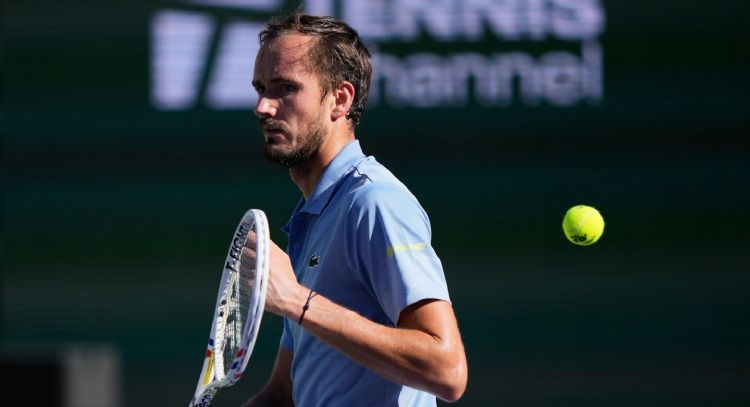 Multan a Medvedev con 7 mil dólares por conducta antideportiva tras romper su raqueta siete veces