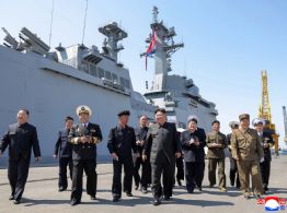 Kim Jong Un supervisa pruebas de misiles desde un destructor naval norcoreano