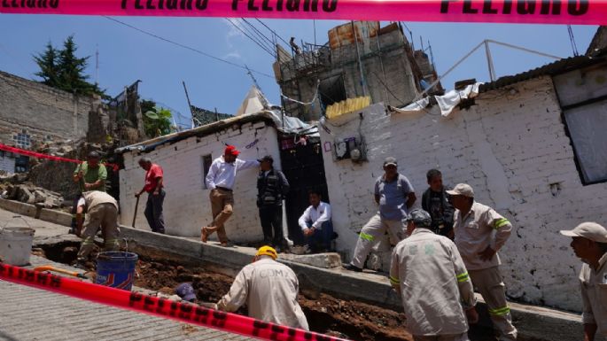 Aparatoso caudal de agua por falla en compuerta afecta a vecinos de la Álvaro Obregón (Videos)