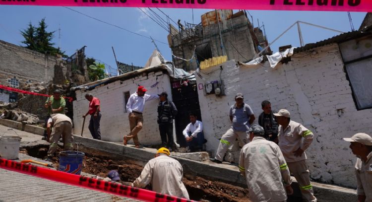 Aparatoso caudal de agua por falla en compuerta afecta a vecinos de la Álvaro Obregón (Videos)