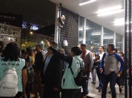 Pasajeros de la Línea 3 del Metro caminan por las vías tras falla eléctrica (Video)