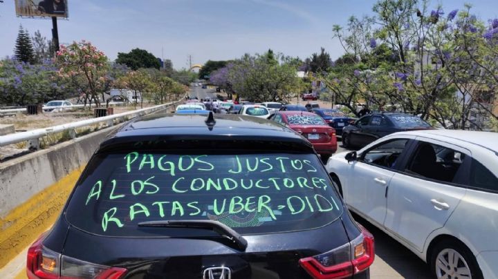 Conductores de plataformas paralizan vialidades de Zapopan y Guadalajara; bloquean aeropuerto