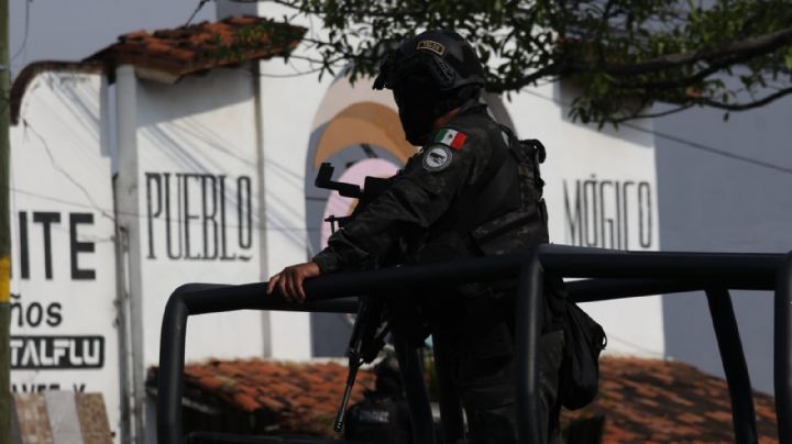 Bajo resguardo del Ejército, alcalde Taxco y su padre regresan al municipio tras su secuestro