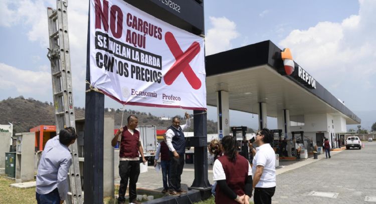 Profeco coloca lonas en gasolinerías que venden más caro el combustible