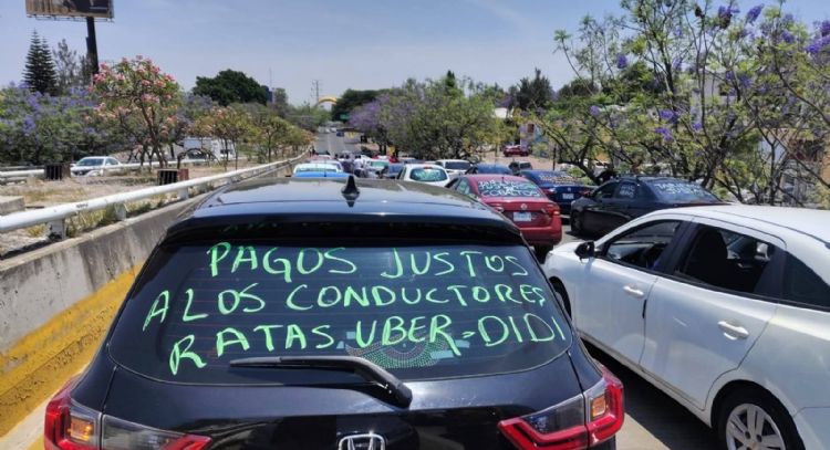 Conductores de plataformas paralizan vialidades de Zapopan y Guadalajara; bloquean aeropuerto