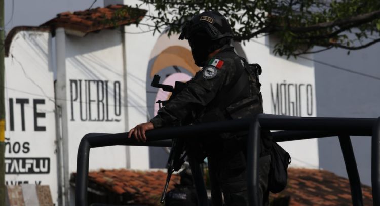 Bajo resguardo del Ejército, alcalde Taxco y su padre regresan al municipio tras su secuestro