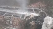 Foto ilustrativa de la nota titulada: Caída de un autobús por un barranco deja 14 muertos y más de 20 heridos