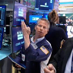 El petróleo se encarece hasta rozar los 100 dólares a pesar del alto el fuego entre Israel y Líbano